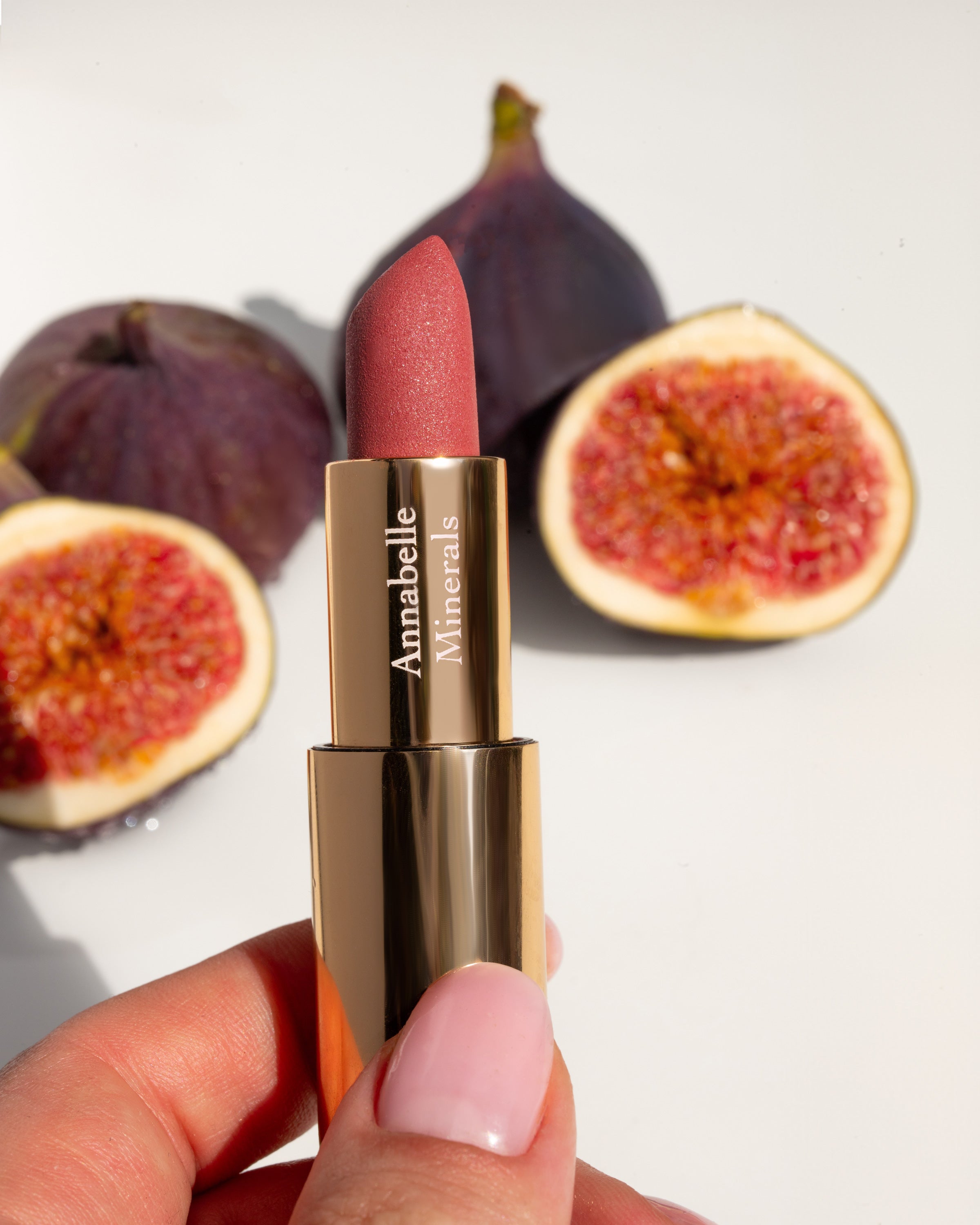 Pomadka Annabelle Minerals w odcieniu Brown Fig o kremowym wykończeniu