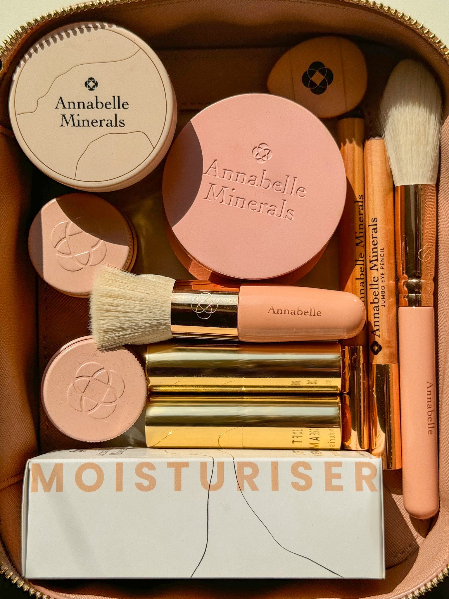 Kosmetyki i pędzle Annabelle Minerals w podróżnej kosmetyczce
