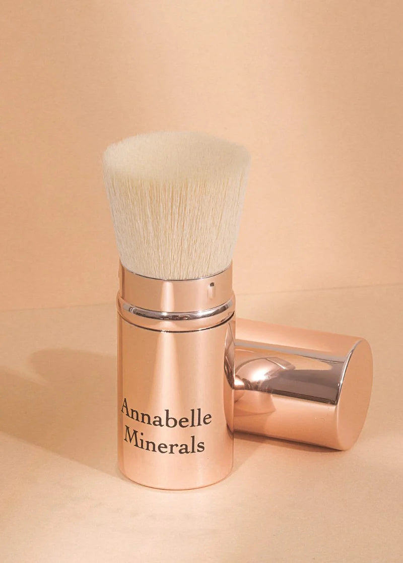 Puchaty pędzel do makijażu flat top Annabelle Minerals w metalowej, różowej osłonie
