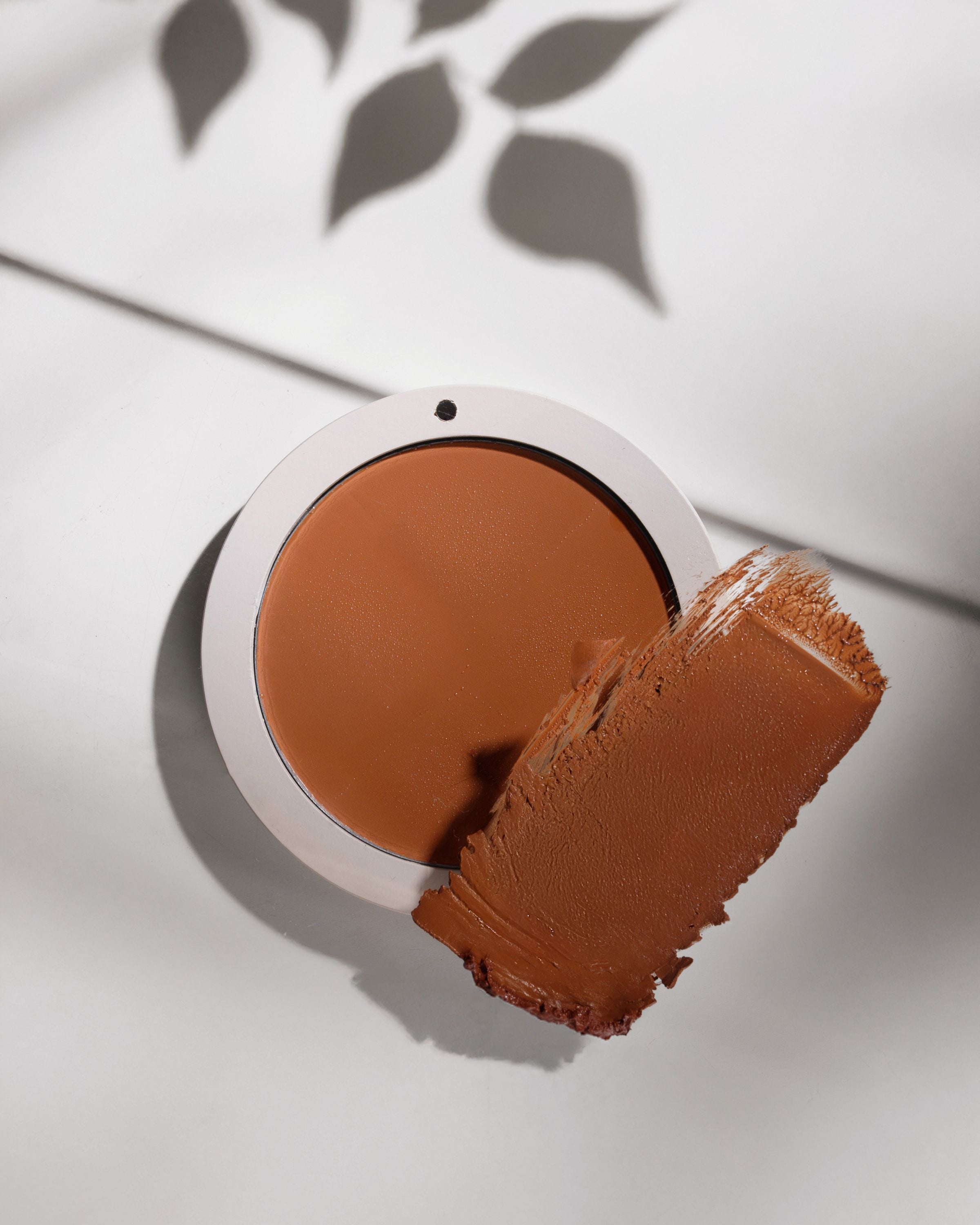 Bronzer kremowy Sculpt Balm Annabelle Minerals w odcieniu Sunkissed ze swatchem koloru na białym tle