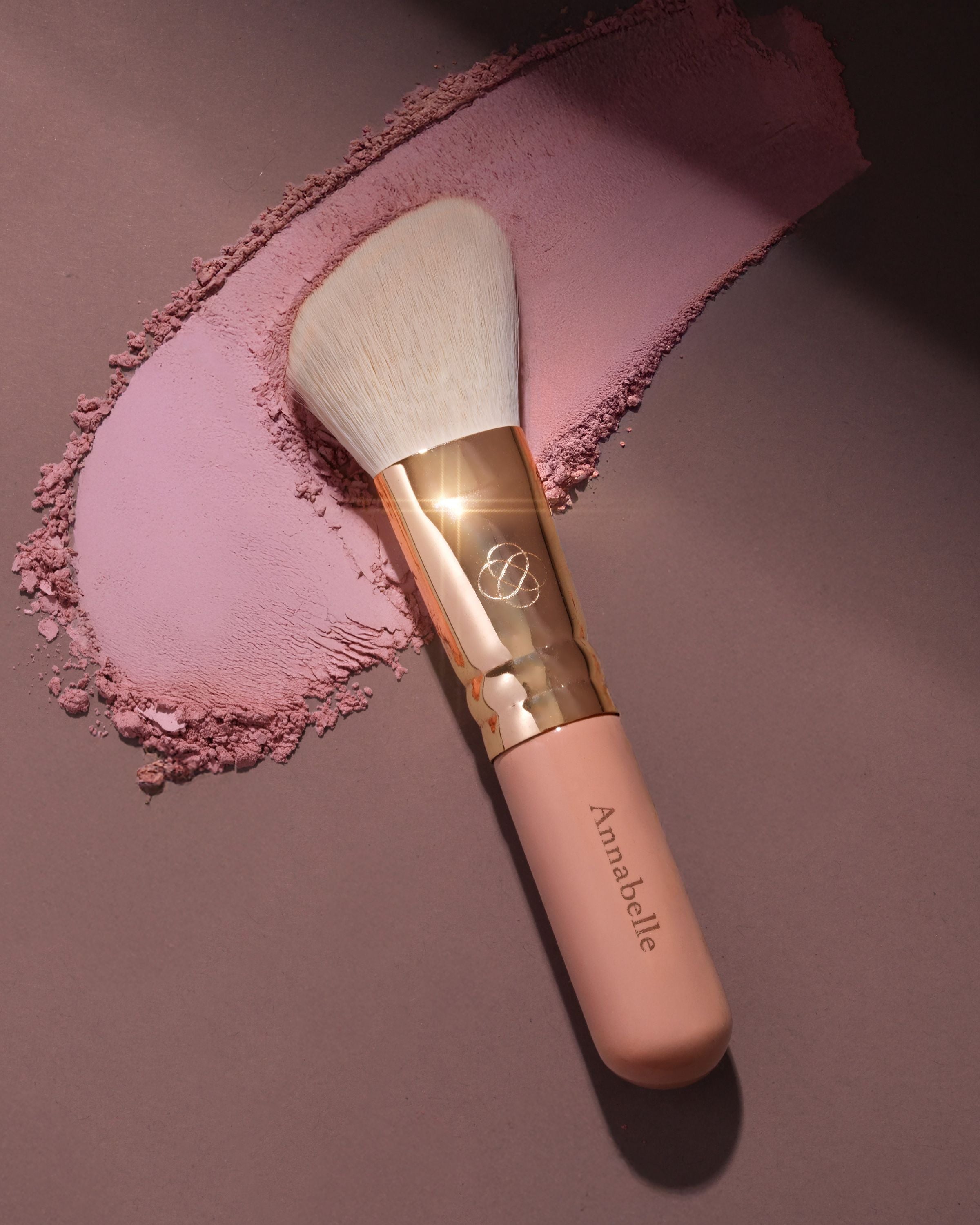 Skośny pędzel do różu Annabelle Minerals na te swatcha z różu mineralnego Rose