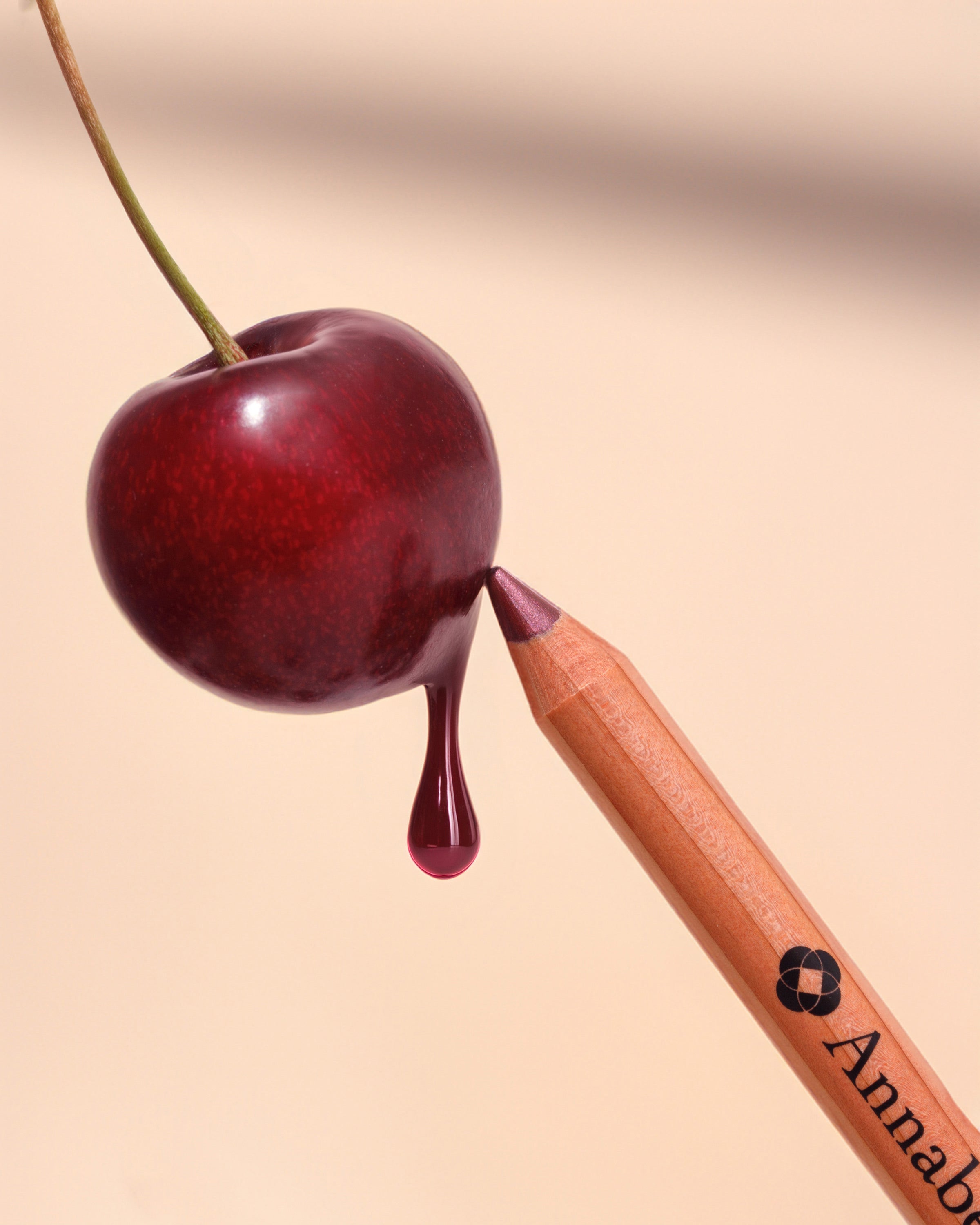 Kredka do oczu Cherry Annabelle Minerals w aranżacji z wiśnią