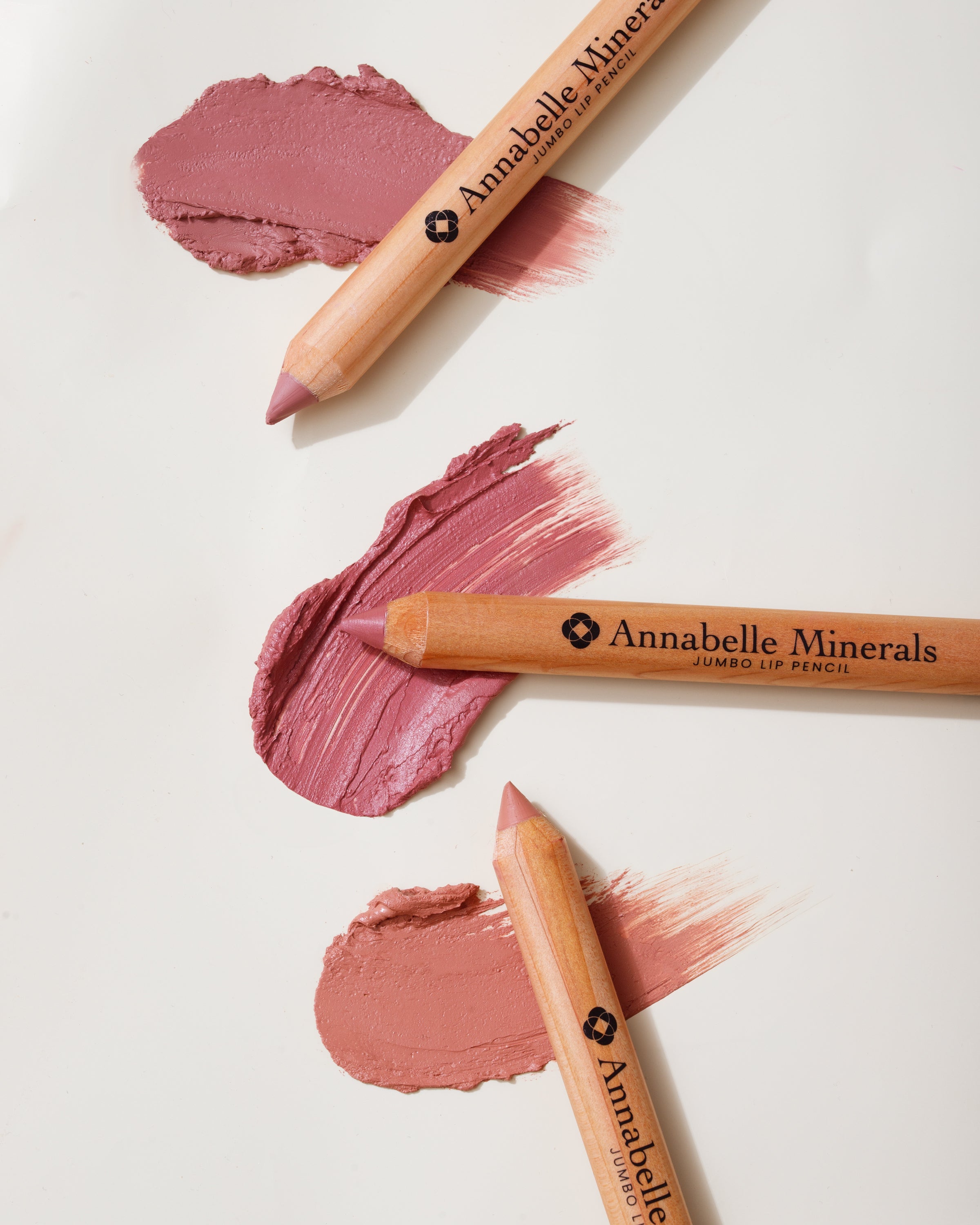 Swatche kredek do ust Jumbo Annabelle Minerals: Clover, Cranberry, Marigold