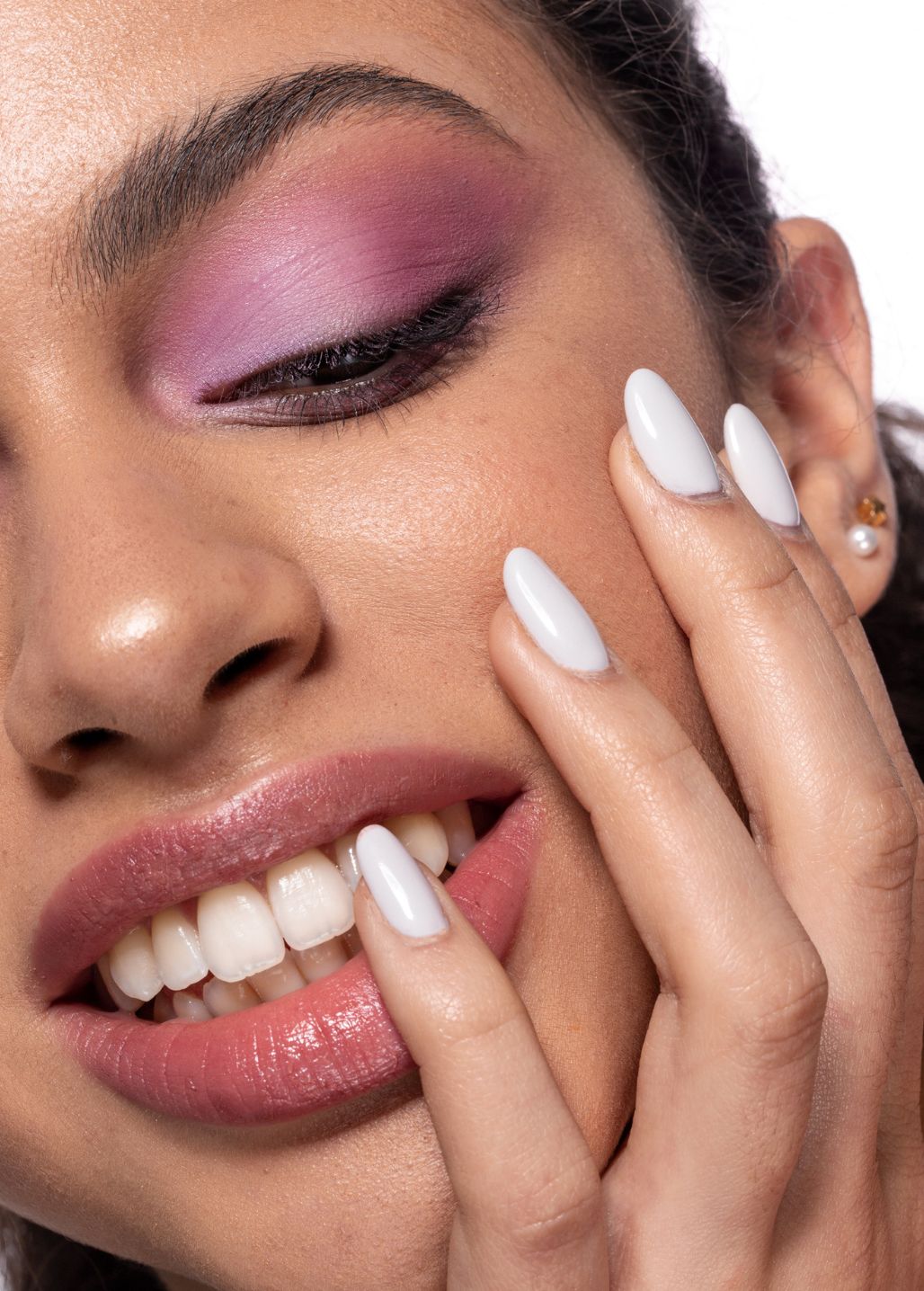 Makijaż oka wykonany cieniem mineralnym Lilac Annabelle Minerals