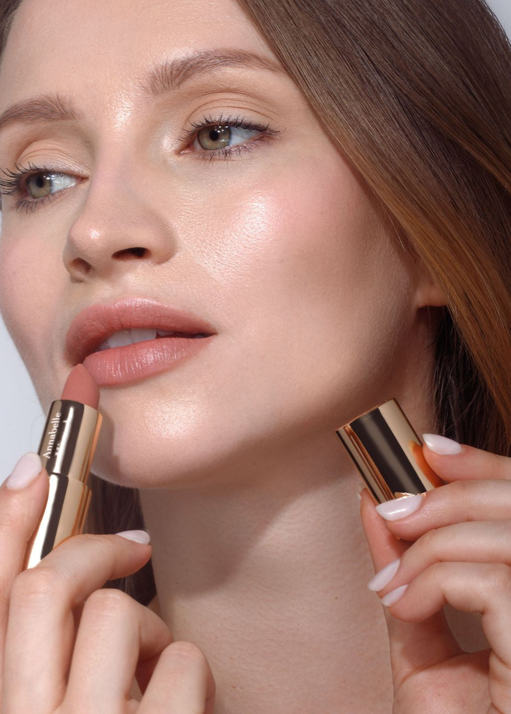Kobieta aplikująca szminkę Annabelle Minerals w odcieniu Apricot