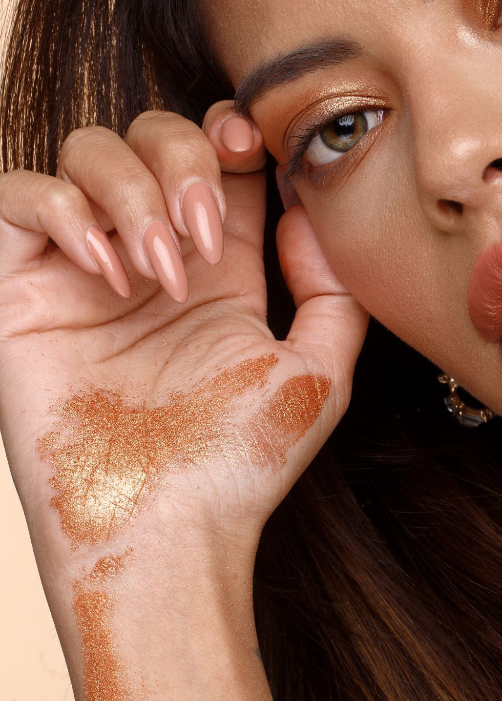 Efekt pigmentu mineralnego Annabelle Minerals w odcieniu Sunstone na skórze