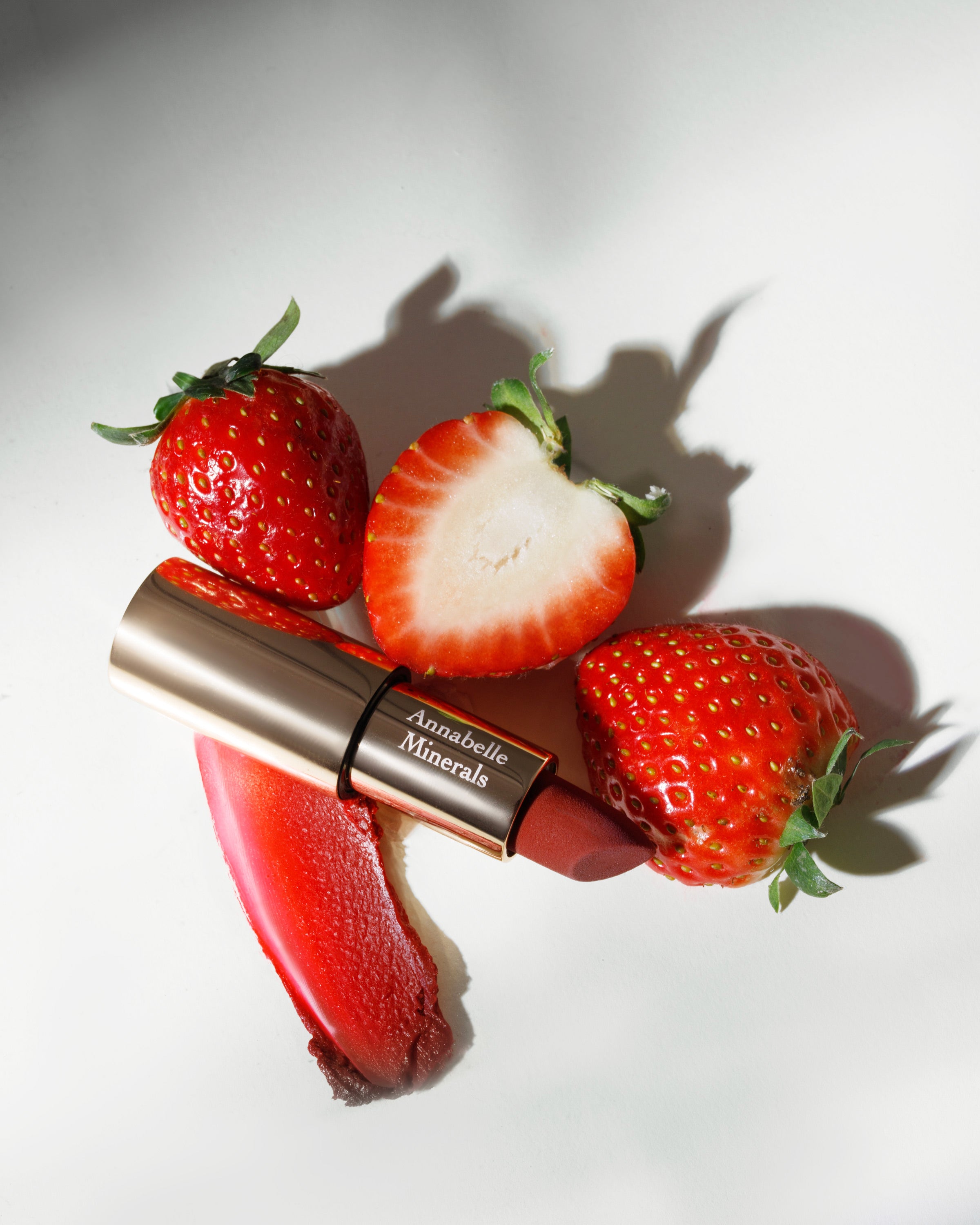 Czerwona pomadka Strawberry Annabelle Minerals w owocowej aranżacji inspirowanej truskawkami