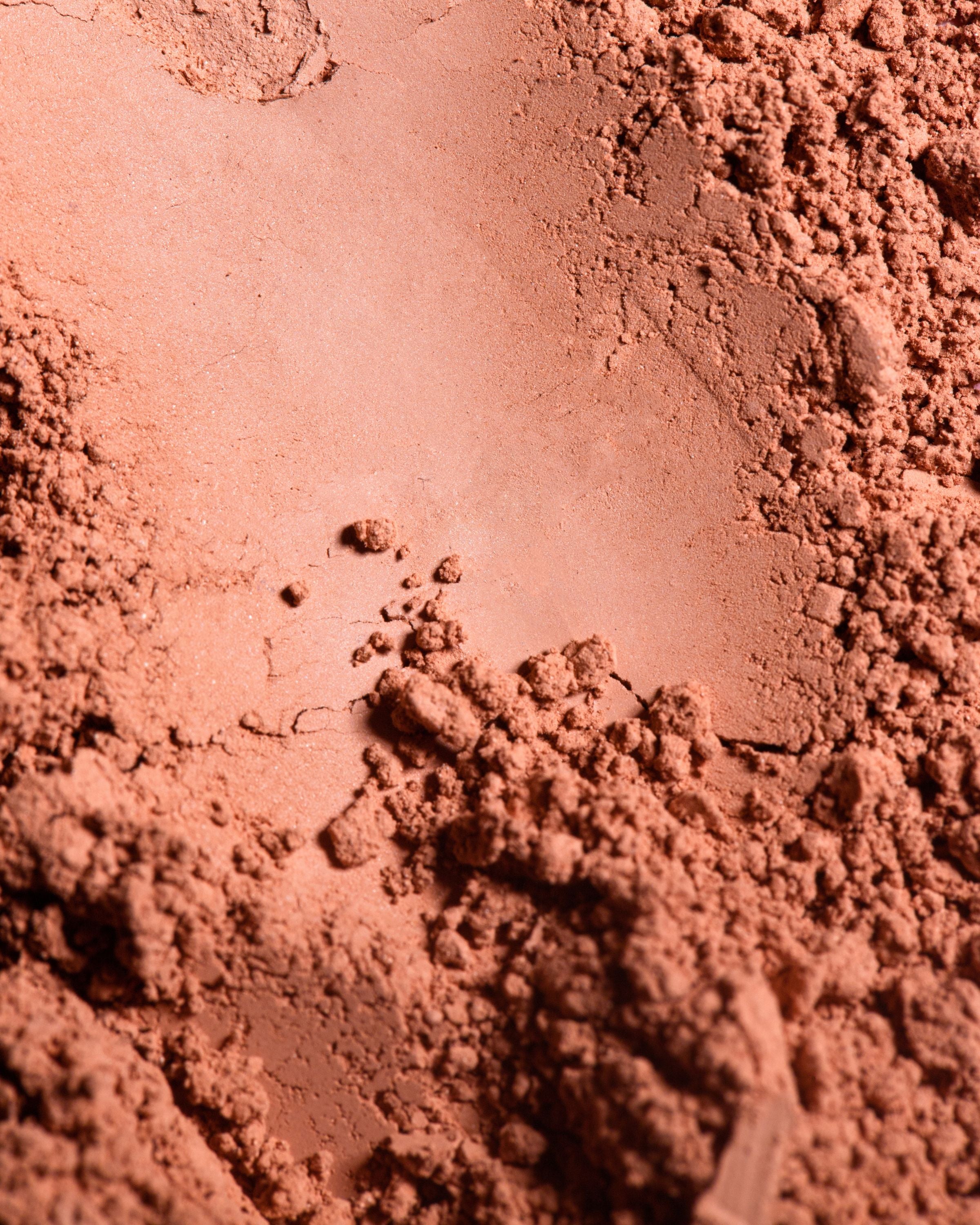 Zbliżenie na teksturę różu mineralnego w odcieniu Sunrise Annabelle Minerals